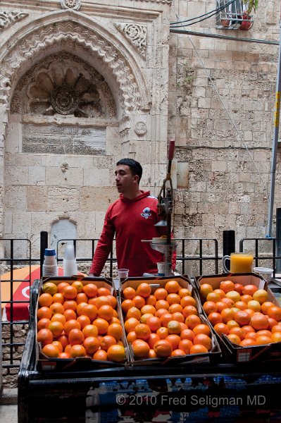 20100408_101837 D3.jpg - Orange juice vendor, old city